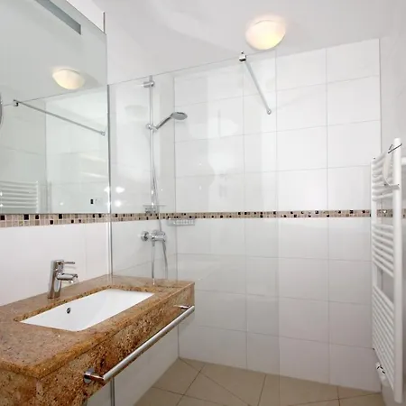 Strandnahe Mit Terrasse, Gratis Nutzung Vom Ahoi Erlebnisbad Und Sauna In Sellin - Rex Rugia 14-4